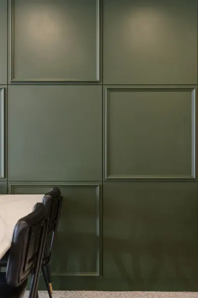 올리브그린 웨인스코팅이 돋보이는 모던 클래 카페